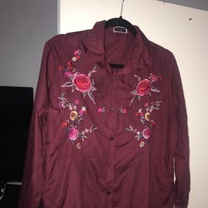 Button down shirt w/flower embroidered